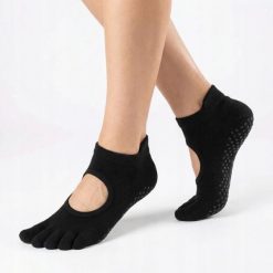 Antypoślizgowe skarpetki z palcami do jogi myga Yoga Toe Socks. Czarne skarpety MYGA, bez wzorów, z bawełny. Za 49.99 zł.
