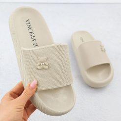 Klapki piankowe na basen plażę z misiem beżowe Vinceza 75210. Brązowe klapki VINCEZA, bez wzorów, z materiału, bez obcasa. Za 65.99 zł.