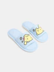 Otwarte kapcie z naszywką PomPomPurin - błękitny. Niebieskie obuwie domowe Sinsay, z aplikacjami, z otwartym noskiem, bez zapięcia. Za 25.99 zł.