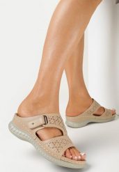 Beżowe Klapki na Koturnie z Ażurową Cholewką i Odkrytym Noskiem Metha. Brązowe klapki Born2be, w ażurowe wzory, bez obcasa, na koturnie. Za 59.99 zł.