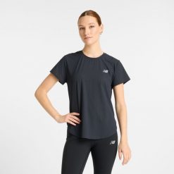 Koszulka damska New Balance WT51227BK – czarna. Czarne bluzki New Balance, s, bez wzorów, z lycry, eleganckie, bez kołnierzyka, bez ramiączek. Za 359.99 zł.