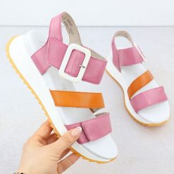 Skórzane sandały damskie na podwyższeniu różowe Rieker W2950-31. Czerwone sandały Rieker, bez wzorów, ze skóry, bez obcasa, bez zapięcia. Za 359.99 zł.
