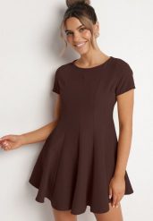 Brązowa Rozkloszowana Sukienka z Krótkim Rękawem i Ozdobnymi Przeszyciami Meporea. Brązowe sukienki Born2be, na co dzień, l, bez wzorów, eleganckie, bez kołnierzyka, bez ramiączek, mini, rozkloszowane. Za 69.99 zł.