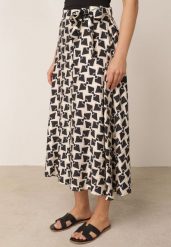 Czarna Rozkloszowana Spódnica w Retro Wzór z Dużą Zawartością Wiskozy Sepho. Czarne spódnice Born2be, l, bez wzorów, z wiskozy, eleganckie, midi, koszulowe. Za 99.99 zł.