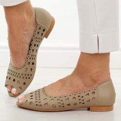 Beżowe skórzane sandały damskie M.Daszyński Ol28-2. Brązowe sandały M.Daszyński, bez wzorów, z jeansu, biznesowe, bez obcasa, na płaskiej podeszwie, bez zapięcia. W wyprzedaży za 197.10 zł.