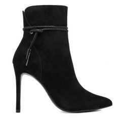 Botki Eva Minge. Czarne botki Eva Minge, bez wzorów, bez obcasa, na szpilce, bez zapięcia. Za 449.99 zł.