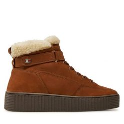 Trzewiki Tommy Hilfiger. Brązowe botki TOMMY HILFIGER, bez wzorów, z nubiku, bez obcasa, na płaskiej podeszwie, bez zapięcia. Za 379.99 zł.