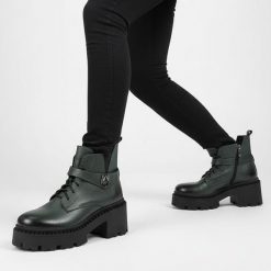 Botki damskie Armodo, skórzane na klocku za kostkę z okrągłym noskiem i na zamek, oliwkowe, 60557-V. Zielone botki Armodo, bez wzorów, ze skóry, z okrągłym noskiem, za kostkę, bez obcasa, na obcasie, bez zapięcia. Za 373.99 zł.