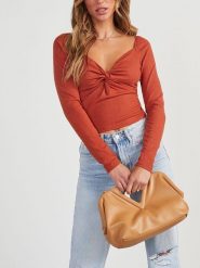 Milan Kiss Koszulka w kolorze czerwonobrązowym rozmiar: L. Brązowe bluzki Milan Kiss, l, bez wzorów, ze splotem, bez kołnierzyka, bez ramiączek. Za 104.64 zł.