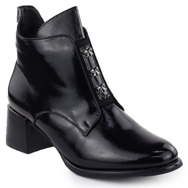 Botki damskie lakierowane z kokardkami na klocku czarne M.Daszyński 2481. Czarne botki M.Daszyński, bez wzorów, z lakierowanej skóry, bez obcasa, bez zapięcia. Za 155.99 zł.