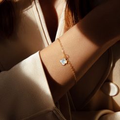 Bransoletka ze złota próby 585 z zawieszką koniczyna z masy perłowej. Żółte bransoletki Lilou, z perłą, złote. Za 1,316.00 zł.