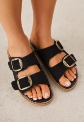 Czarne Klapki VICES Ozdobione Dużymi Klamrami Jenniviane. Czarne klapki Renee, bez wzorów, z jeansu, bez obcasa, na płaskiej podeszwie. Za 99.99 zł.