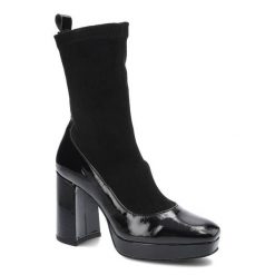 Czarne Botki Damskie Simen Modne Eleganckie Buty. Czarne botki Simen, bez wzorów, z lakierowanej skóry, bez obcasa, na obcasie, bez zapięcia. Za 339.00 zł.