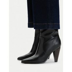 Botki MEXX. Czarne botki Mexx, bez wzorów, bez obcasa, na słupku, bez zapięcia. Za 379.99 zł.