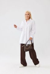Klasyczna biała koszula Elena zapinana na guziki, asymetryczny krój PLUS SIZE XXL OVERSIZE. Białe koszule Moda Size Plus Iwanek, plus size, bez wzorów, z bawełny, biznesowe, z asymetrycznym kołnierzem, plus size, bez ramiączek. Za 199.90 zł.