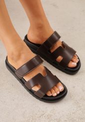 Ciemnobrązowe Klapki na Platformie z Geometrycznymi Paskami Neorith. Brązowe klapki Renee, bez wzorów, z jeansu, bez obcasa, na platformie. Za 79.99 zł.