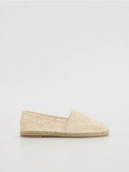 Ażurowe espadryle - złamana biel. Espadryle Reserved, w ażurowe wzory, bez obcasa, bez zapięcia. W wyprzedaży za 119.99 zł.