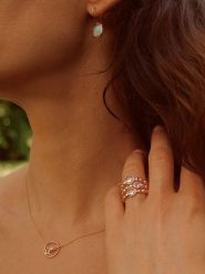 Les Petites Précieuses Pozłacany naszyjnik z elementem ozdobnym - dł. 39 cm rozmiar: onesize. Czerwone naszyjniki Les Petites Précieuses, z cyrkonią, pozłacane. Za 125.45 zł.