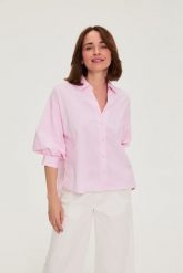 Koszula w paski z bufiastymi rękawami różowa. Czerwone koszule MOODO, l, bez wzorów, z bawełny, bez kołnierzyka, bez ramiączek. Za 119.99 zł.