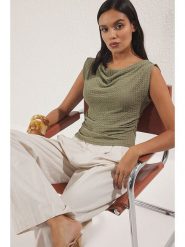 Trendyol Bluzka w kolorze khaki rozmiar: S. Brązowe bluzki Trendyol, s, bez wzorów, bez kołnierzyka, bez ramiączek. Za 55.95 zł.