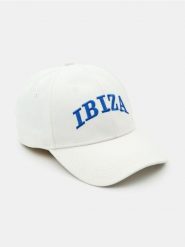 Czapka z daszkiem z haftowanym napisem Ibiza - biały. Białe czapki Sinsay, bez wzorów. Za 19.99 zł.