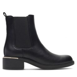 Botki DeeZee. Czarne botki DeeZee, bez wzorów, bez obcasa, na płaskiej podeszwie, bez zapięcia. Za 129.99 zł.