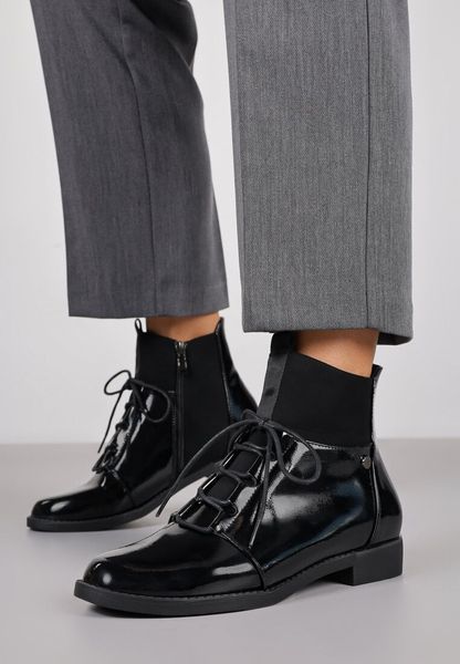 Czarne Sznurowane Lakierowane Botki Vices z Elastycznymi Wstawkami Ganddie. Czarne botki Born2be, bez wzorów, z jeansu, bez obcasa, na płaskiej podeszwie, bez zapięcia. Za 99.99 zł.