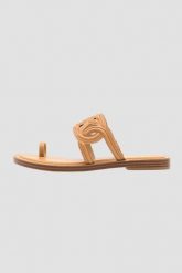 MICHAEL KORS Brązowe klapki Alma Flat Sandal. Brązowe klapki Michael Kors, bez wzorów, bez obcasa. W wyprzedaży za 529.99 zł.