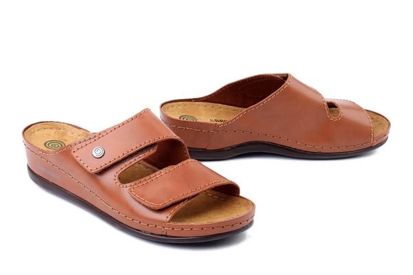 DR. BRINKMANN 700777-21 cognac, klapki damskie. Brązowe klapki Dr. Brinkmann, bez wzorów, ze skóry, bez obcasa. Za 229.90 zł.