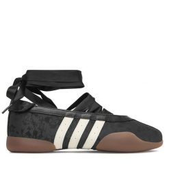 Baleriny adidas. Czarne baleriny Adidas, bez wzorów, bez obcasa. Za 479.99 zł.