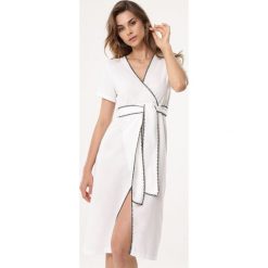 Biała Sukienka Make The Scene. Białe sukienki Born2be, l, bez wzorów, eleganckie, bez kołnierzyka, bez ramiączek, midi, kopertowe. Za 59.99 zł.
