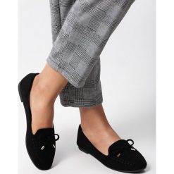Czarne Mokasyny Eden. Czarne mokasyny Born2be, bez wzorów, z okrągłym noskiem, bez obcasa. Za 59.99 zł.