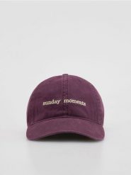 Czapka z daszkiem - ciemnofioletowy. Fioletowe czapki Reserved, bez wzorów. Za 59.99 zł.