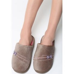 Szare Kapcie Don't Turn Me Away. Obuwie domowe marki Born2be. Za 29.99 zł.