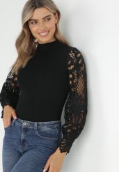 Czarny Sweter z Prążkowanej Dzianiny z Koronkowymi Rękawami Victoriah. Czarne swetry Born2be, uniwersalny, bez wzorów, z dzianiny, bez ramiączek. Za 119.99 zł.