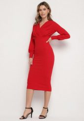 Czerwona Dopasowana Sukienka Koktajlowa z Kopertowym Dekoltem Redalia. Czerwone sukienki Born2be, na imprezę, l, bez wzorów, eleganckie, bez kołnierzyka, bez ramiączek, midi, dopasowane. Za 129.99 zł.