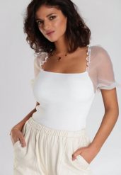 Biała Bluzka Avani. Białe bluzki Renee, l, bez wzorów, z dzianiny, bez kołnierzyka, bez ramiączek. W wyprzedaży za 27.99 zł.