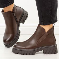 Brązowe botki damskie S.Barski 8135. Brązowe botki S.BARSKI, na jesień, bez wzorów, z dzianiny, z okrągłym noskiem, bez obcasa, bez zapięcia. Za 239.00 zł.