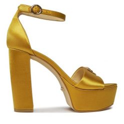 Sandały Guess. Żółte sandały Guess, z aplikacjami, bez obcasa, na słupku, bez zapięcia. Za 379.99 zł.