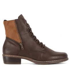 Botki Rieker. Brązowe botki Rieker, bez wzorów, bez obcasa, na płaskiej podeszwie, bez zapięcia. Za 272.99 zł.