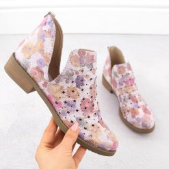 Botki damskie ażurowe wsuwane w kwiaty białe M.Daszyński SA62-102. Białe botki M.Daszyński, z aplikacjami, ze skóry ekologicznej, za kostkę, bez obcasa, bez zapięcia. Za 149.99 zł.