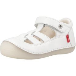 Sandały KICKERS SUSHY Biały. Białe sandały Kickers, bez wzorów, ze skóry, bez obcasa, bez zapięcia. Za 217.99 zł.