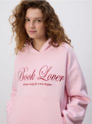Bluza z haftowanym napisem - pastelowy róż. Czerwone bluzy Reserved, l, bez wzorów, z bawełny, bez kaptura. Za 129.99 zł.