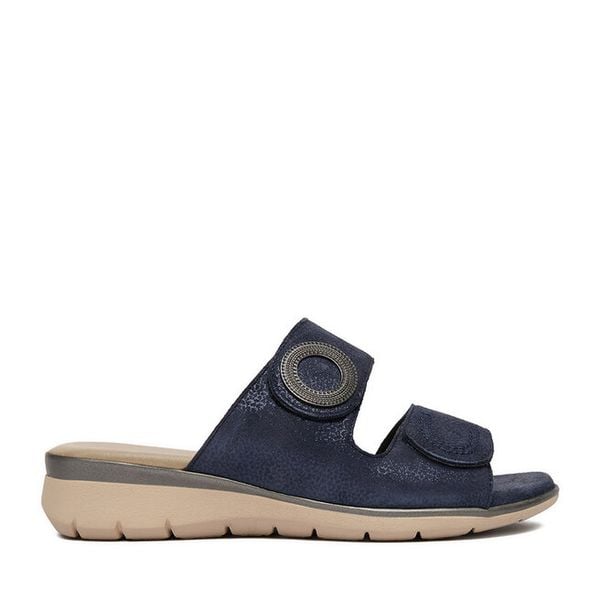 Klapki Go Soft. Niebieskie klapki GO SOFT, bez wzorów, bez obcasa. Za 169.99 zł.