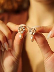 Pierres delicates Pozłacane kolczyki-wkrętki z perłami rozmiar: onesize. Różowe kolczyki Pierres delicates, z perłą, pozłacane. Za 52.99 zł.