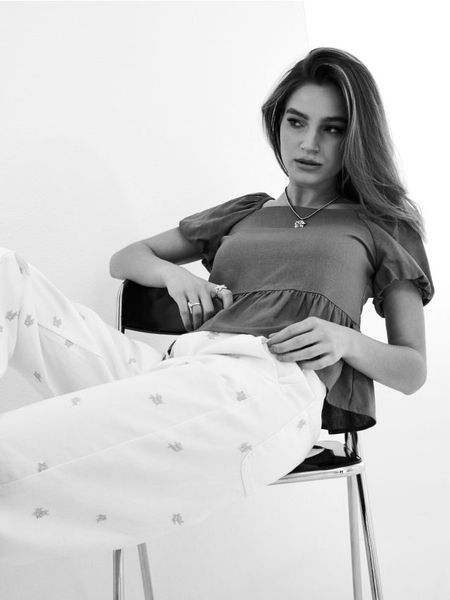 Jeansy wide leg z haftem - biały. Białe jeansy Sinsay, bez wzorów. W wyprzedaży za 42.99 zł.