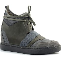 Szare sneakersy socks ze skórzanymi wstawkami 22D. Szare obuwie sportowe Neścior, z jeansu, bez zapięcia. W wyprzedaży za 179.00 zł.