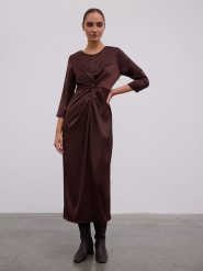 BGN Sukienka w kolorze brązowym rozmiar: 38. Brązowe sukienki BGN, na co dzień, bez wzorów, bez kołnierzyka, bez ramiączek, maxi, proste. Za 152.99 zł.