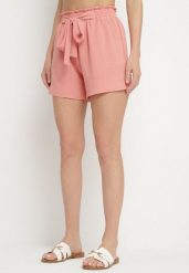 Różowe Szorty z Wysokim Stanem i Gumką w Talii Zdobione Wiązaniem Mevalica. Czerwone szorty Born2be, z aplikacjami, eleganckie, z podwyższonym stanem. Za 34.99 zł.