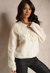Beżowy Sweter o Pudełkowym Kroju z Kwiatową Aplikacją Zdobioną Perełkami Hedilie. Brązowe swetry Renee, z aplikacjami, bez ramiączek. Za 159.99 zł.